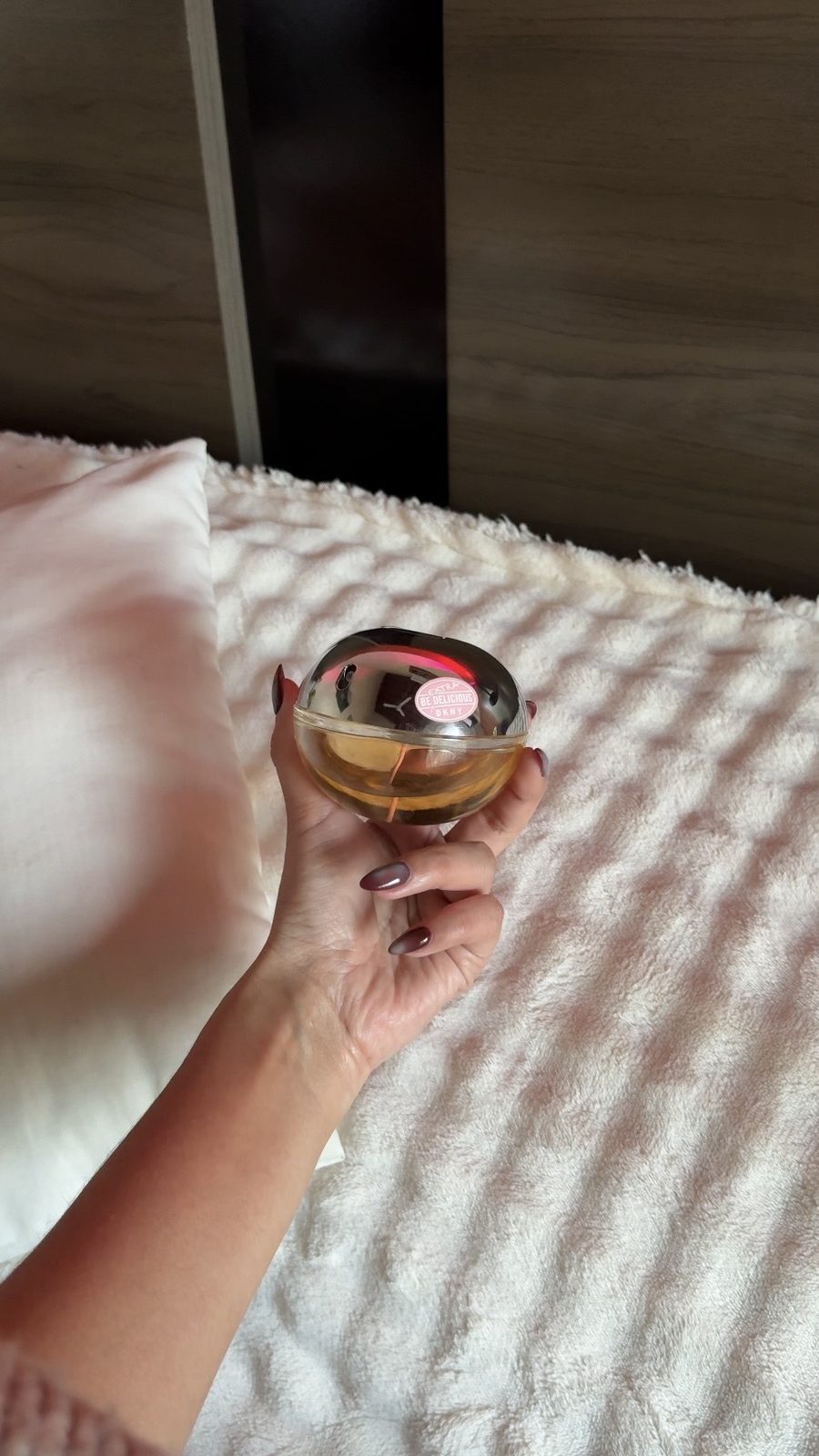 Perfume DKNY en mano